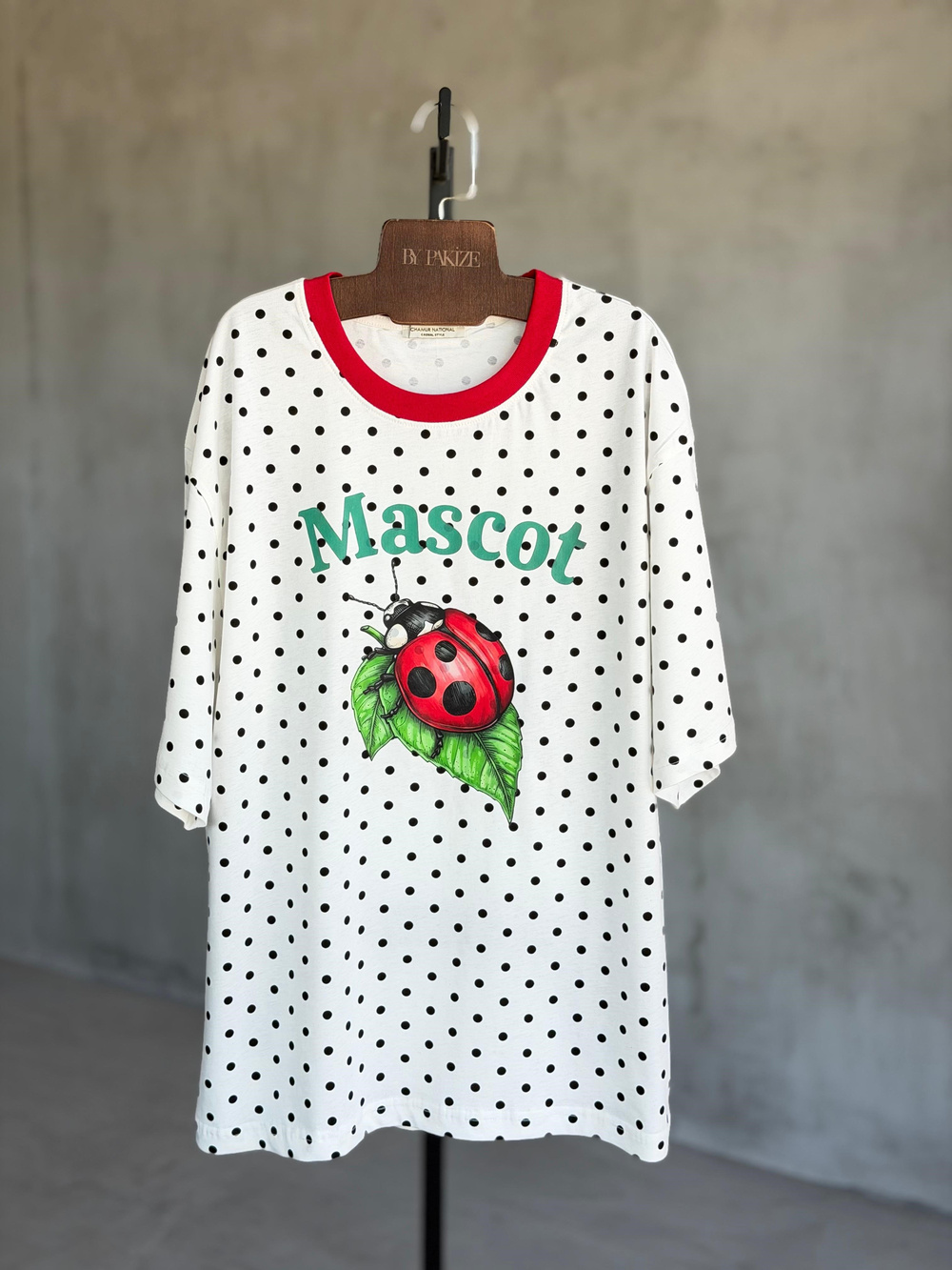 Mascot Baskılı Puantiye Oversize Tasarım Tshirt (Beyaz)