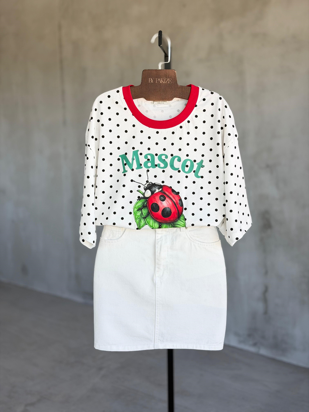 Mascot Baskılı Puantiye Oversize Tasarım Tshirt (Beyaz)