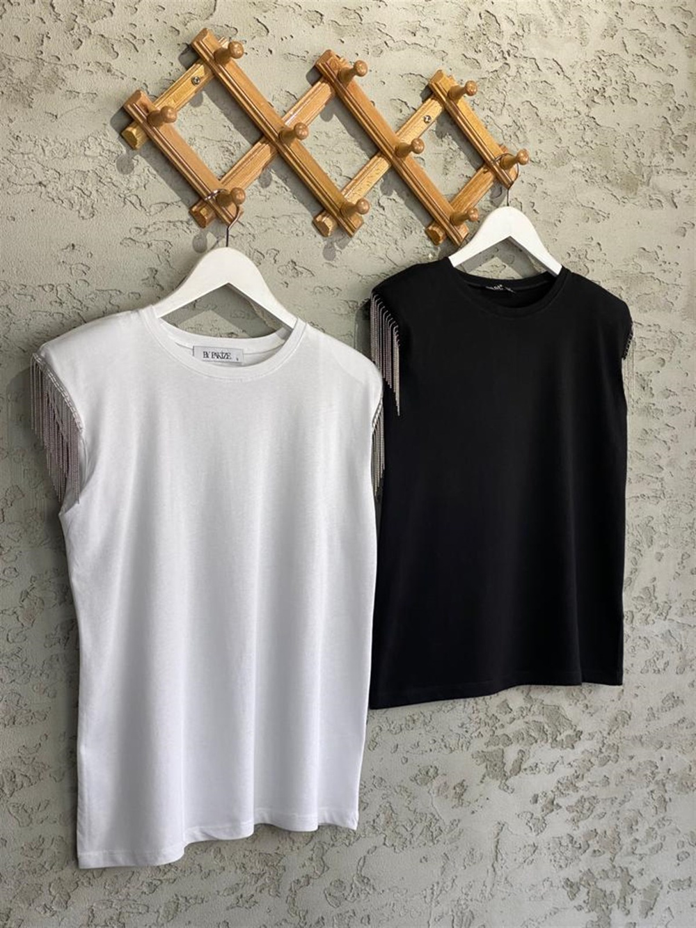 Omuz Zincir Detaylı Vatkalı Tshirt (Siyah)