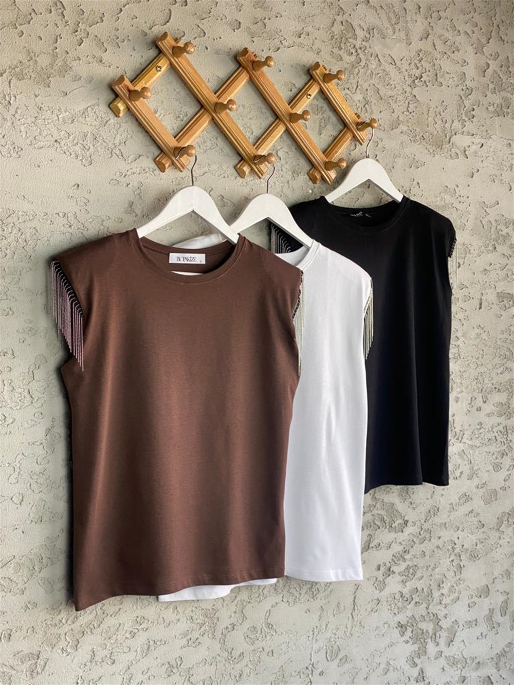 Omuz Zincir Detaylı Vatkalı Tshirt (Siyah)