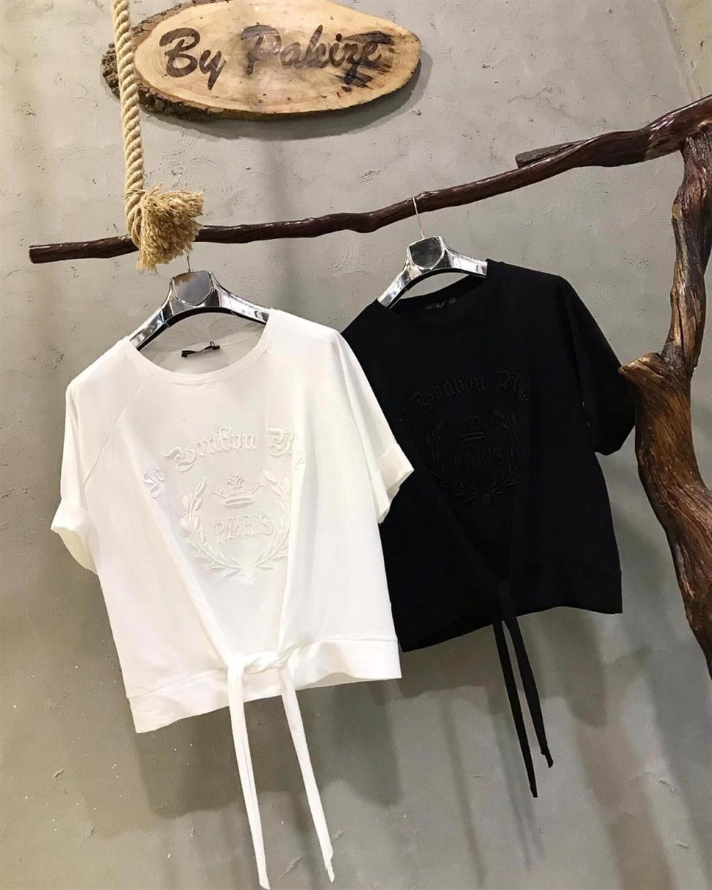Önü Nakış Detaylı Salaş Tshirt  (SİYAH & BEYAZ)