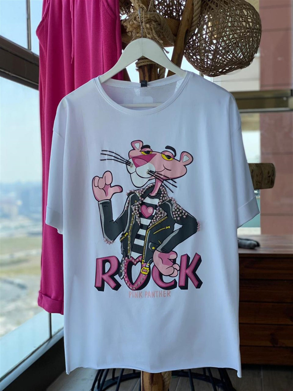 Pembe Panter Baskı Üzerine İnci Detaylı Tshirt