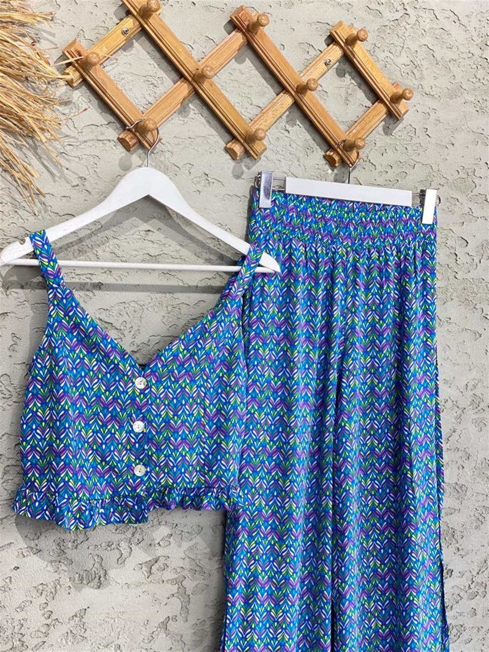 Renk Şeritli Askılı Bluz ve Beli Lastikli Bol Paça Pantolon Takım (Mavi)