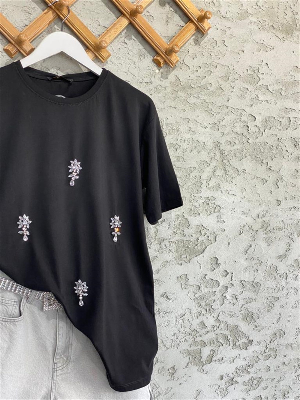 Salkım Figürlü Kristal Taşlı Tshirt (Siyah/Beyaz)