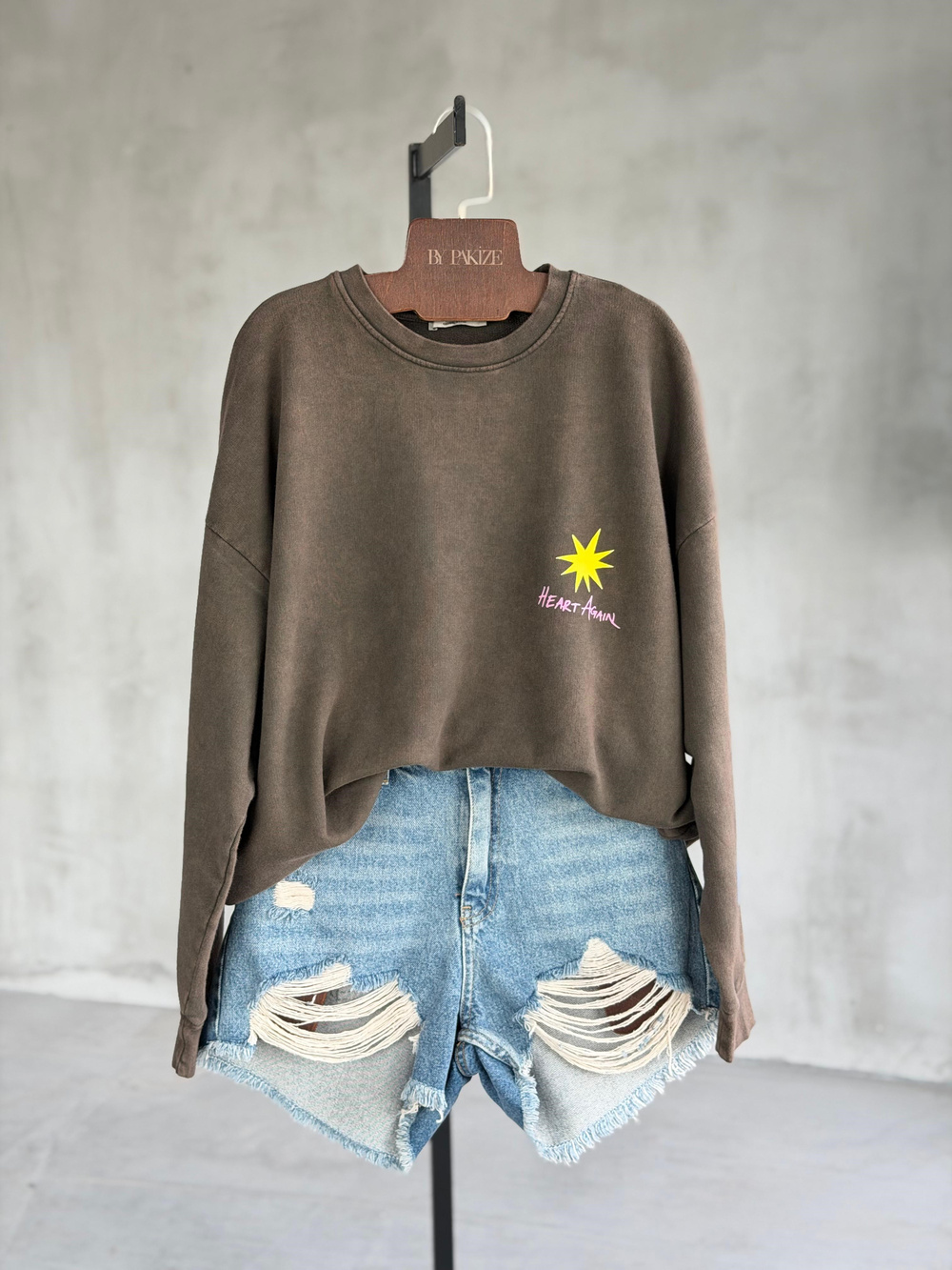 Sırt ve Kol Baskılı Tasarım Taş Yıkama Sweatshirt (Kahve)