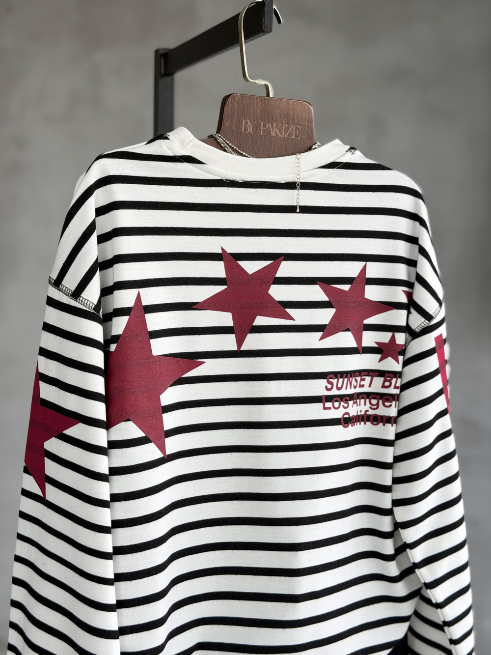 Sırtı Yıldız Baskılı Çizgili Salaş Sweatshirt (Beyaz)