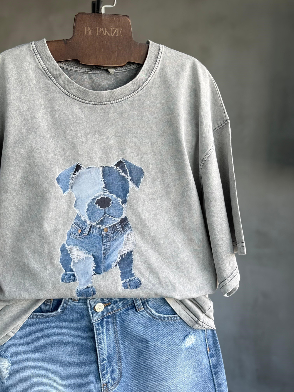 Taş Yıkamalı Denim Köpek Baskılı Dokuma Tişört  (Gri)