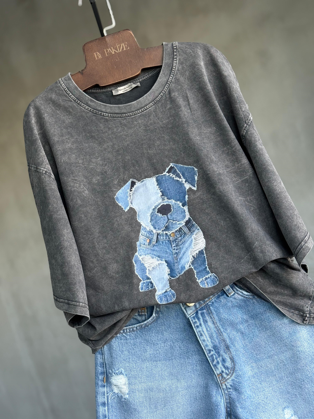 Taş Yıkamalı Denim Köpek Baskılı Dokuma Tişört  (Antrasit)