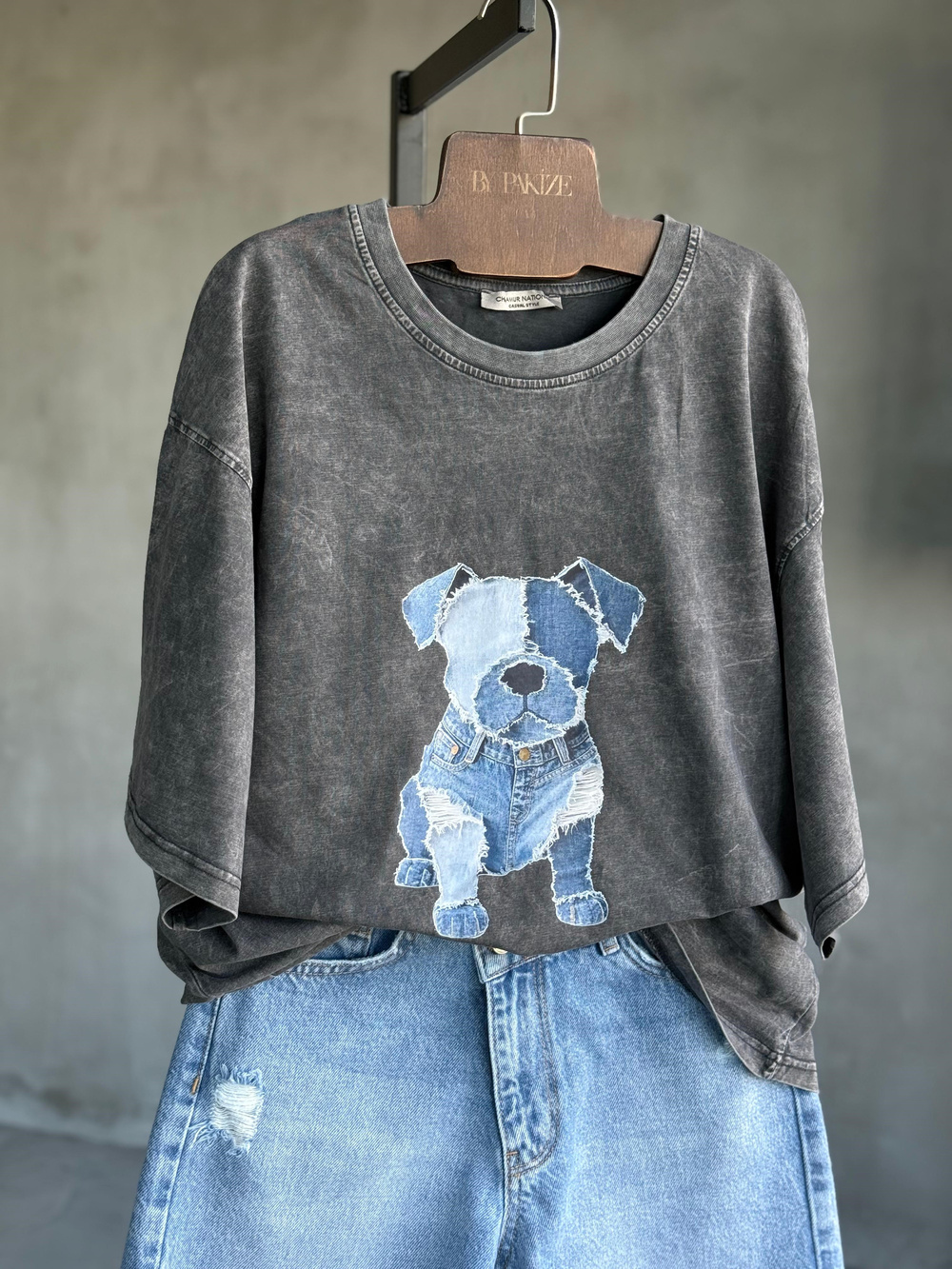 Taş Yıkamalı Denim Köpek Baskılı Dokuma Tişört  (Antrasit)