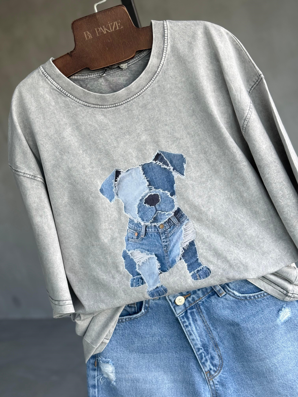 Taş Yıkamalı Denim Köpek Baskılı Dokuma Tişört  (Gri)