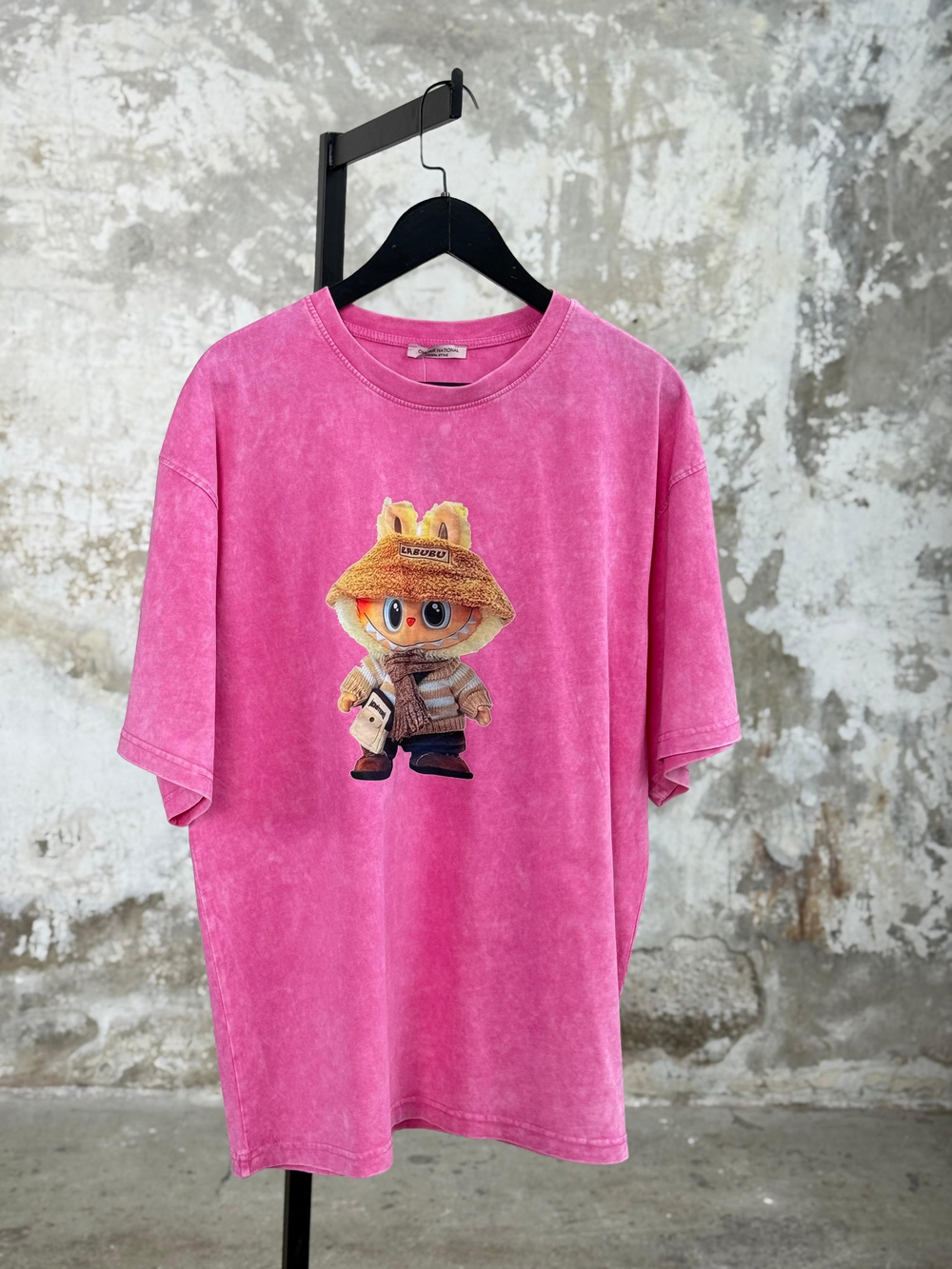 Taş Yıkamalı Labubu Baskılı Oversize Dokuma Tişört (Pembe)