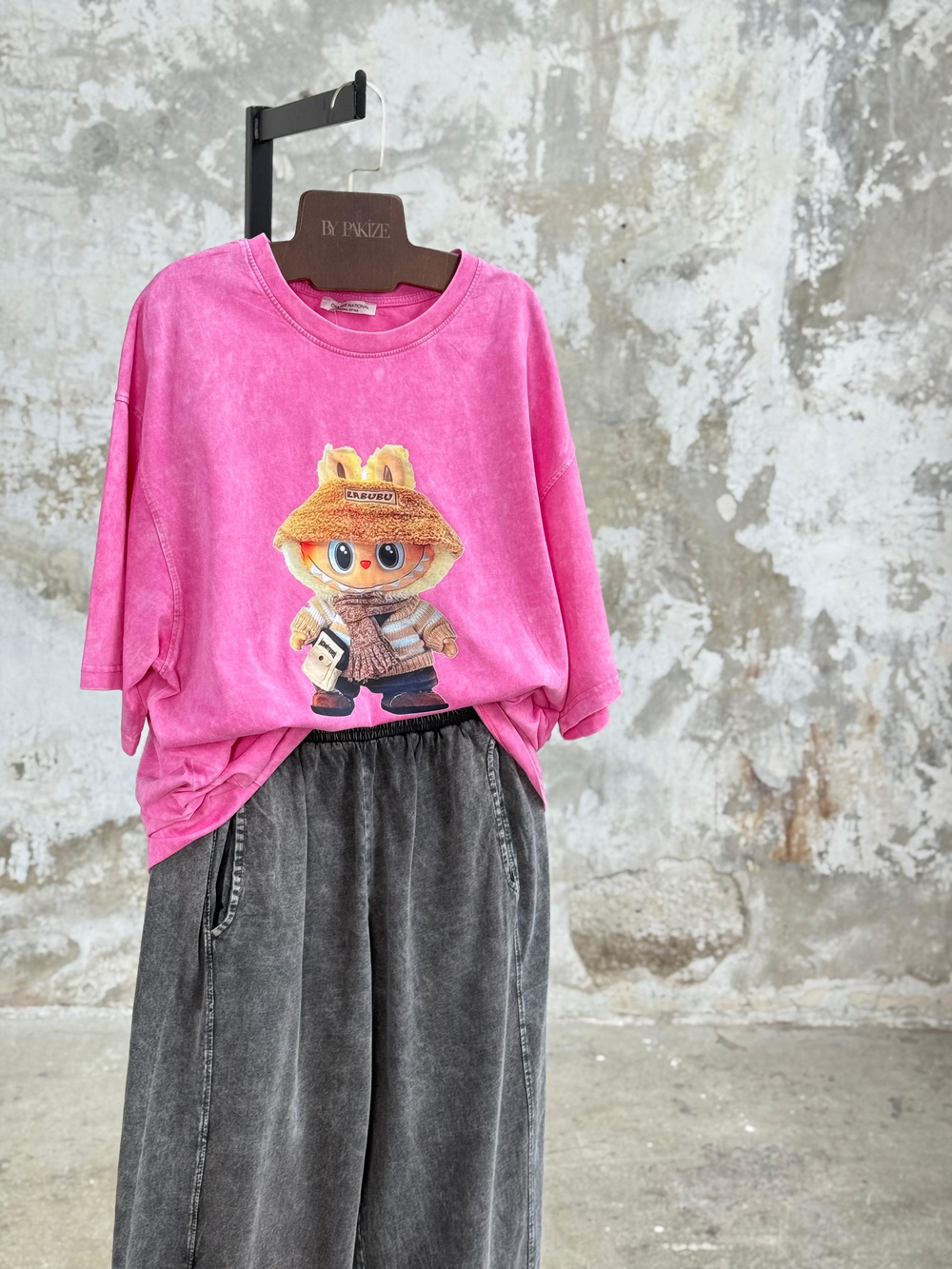 Taş Yıkamalı Labubu Baskılı Oversize Dokuma Tişört (Pembe)