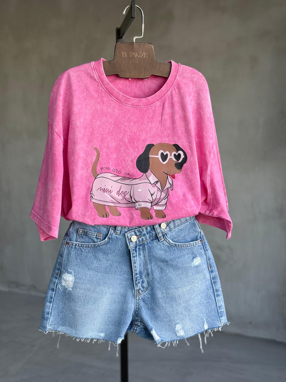 Taş Yıkamalı Oversize Gözlüklü Köpek Baskılı Dokuma Tişört  (Pembe)