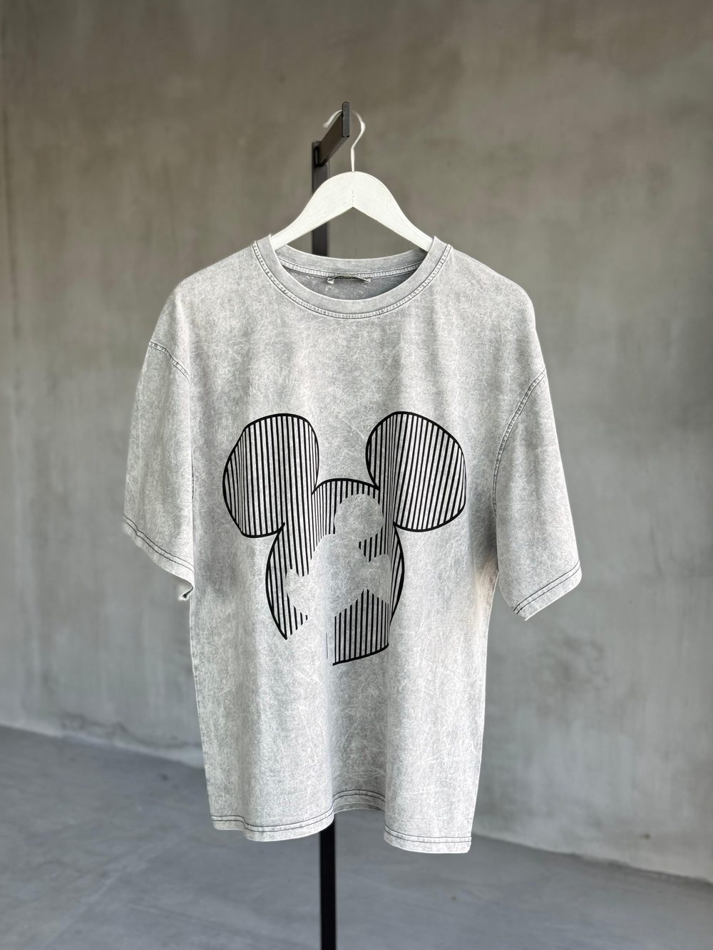 Tasarım Çizgili Mickey Taş Yıkama Oversize Dokuma Tişört (Gri)