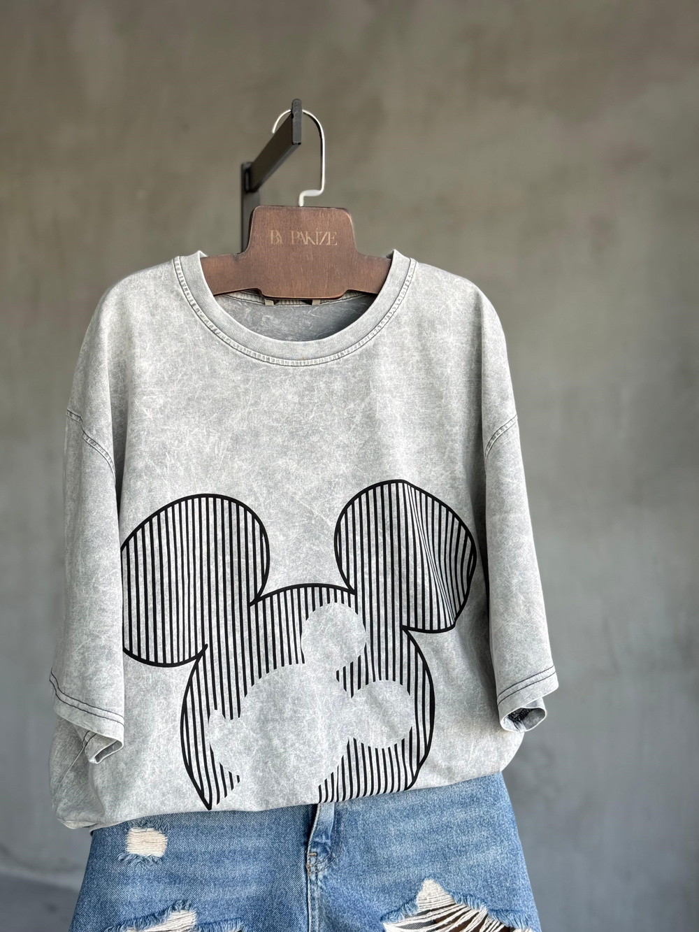 Tasarım Çizgili Mickey Taş Yıkama Oversize Dokuma Tişört (Gri)