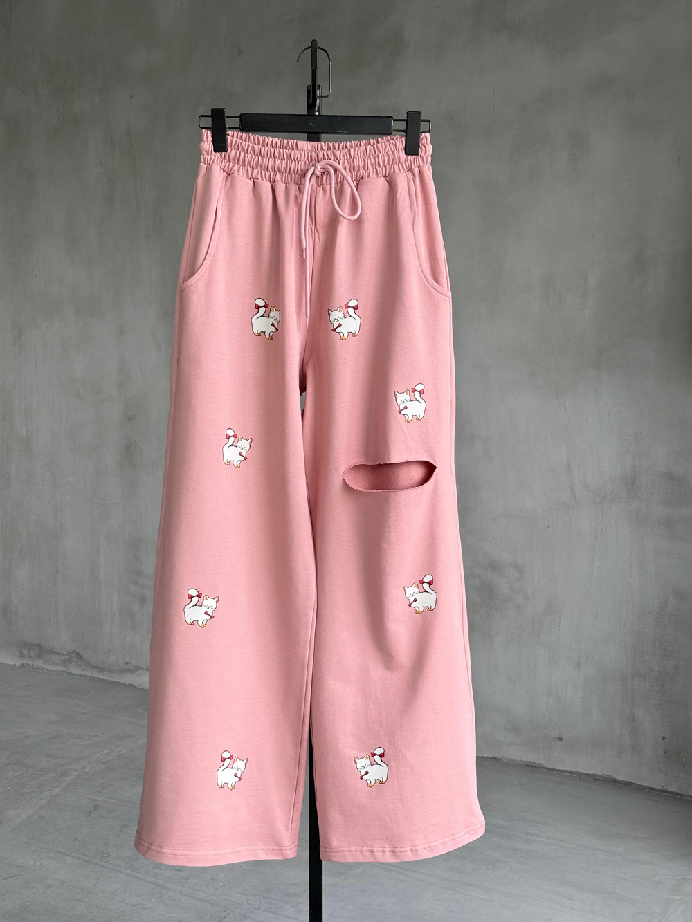 Tasarım Kedi Desenli Yırtık Detay Premium Pantolon (Pembe)