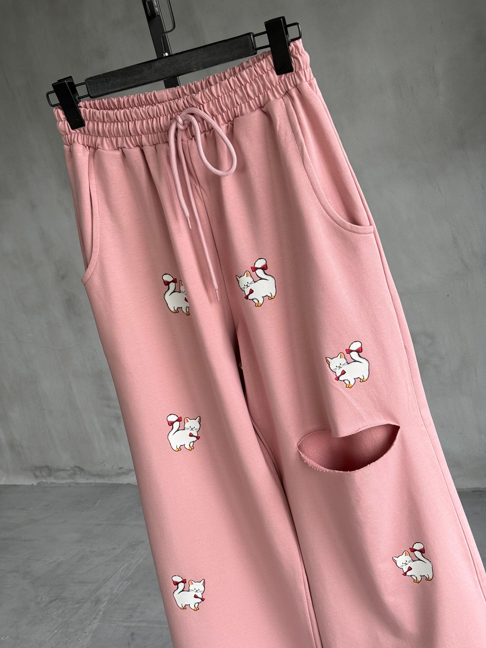Tasarım Kedi Desenli Yırtık Detay Premium Pantolon (Pembe)