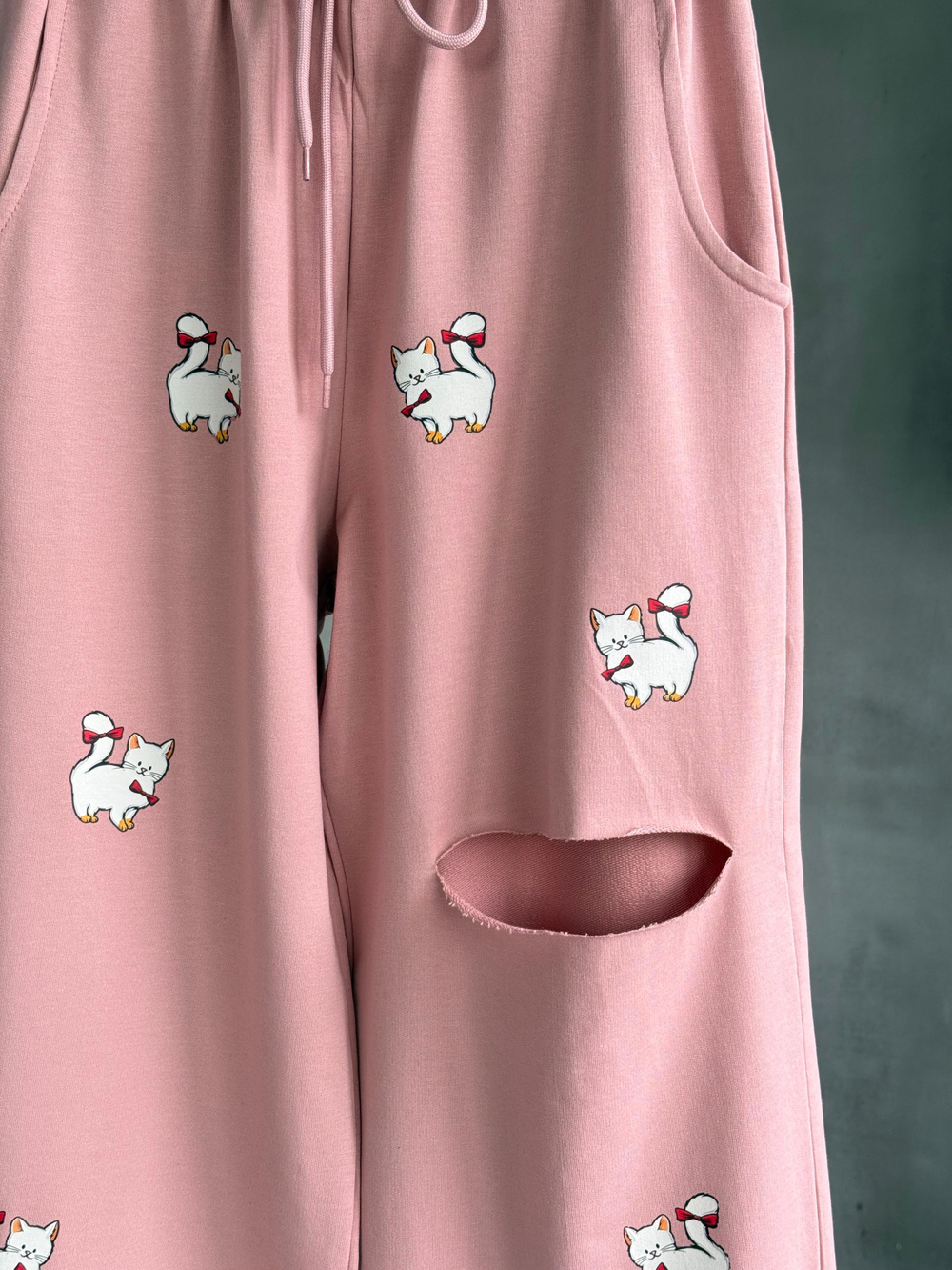 Tasarım Kedi Desenli Yırtık Detay Premium Pantolon (Pembe)