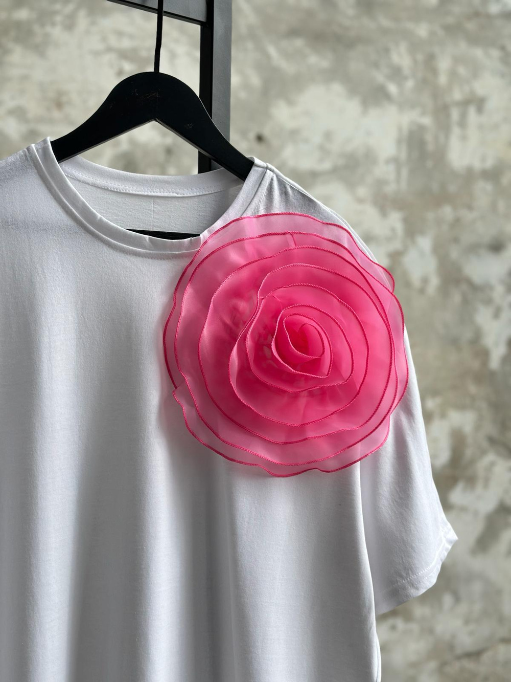 Tasarım Model Pembe Organze Güllü Tişört (Beyaz)
