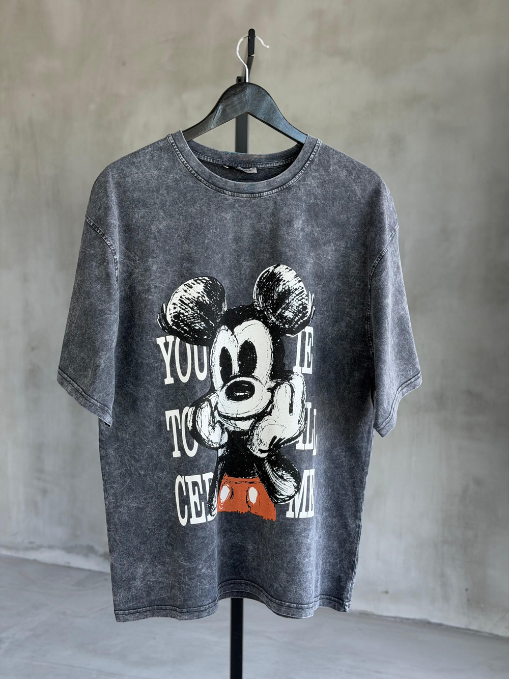Tasarım Yazılı Mickey Taş Yıkama Oversize Dokuma Tişört (Antrasit)