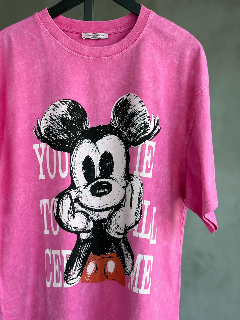 Tasarım Yazılı Mickey Taş Yıkama Oversize Dokuma Tişört (Pembe)