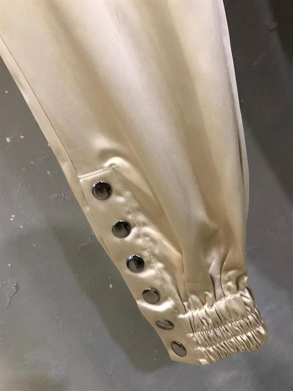 Tok Saten Kumaş Paçası Çıtçıt Detaylı Pantolon