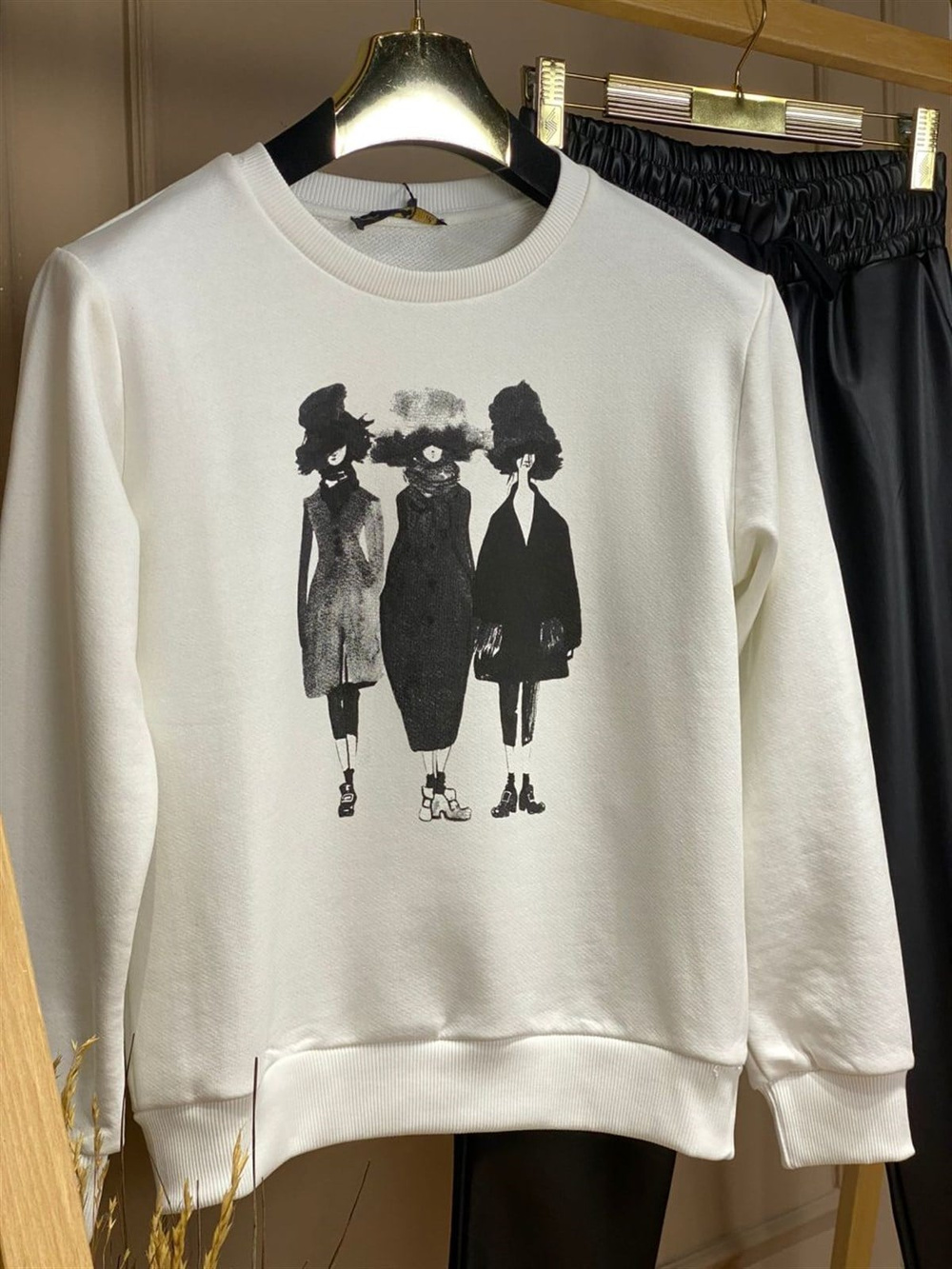 Üç Kadın Desenli Sweat (Ekru)