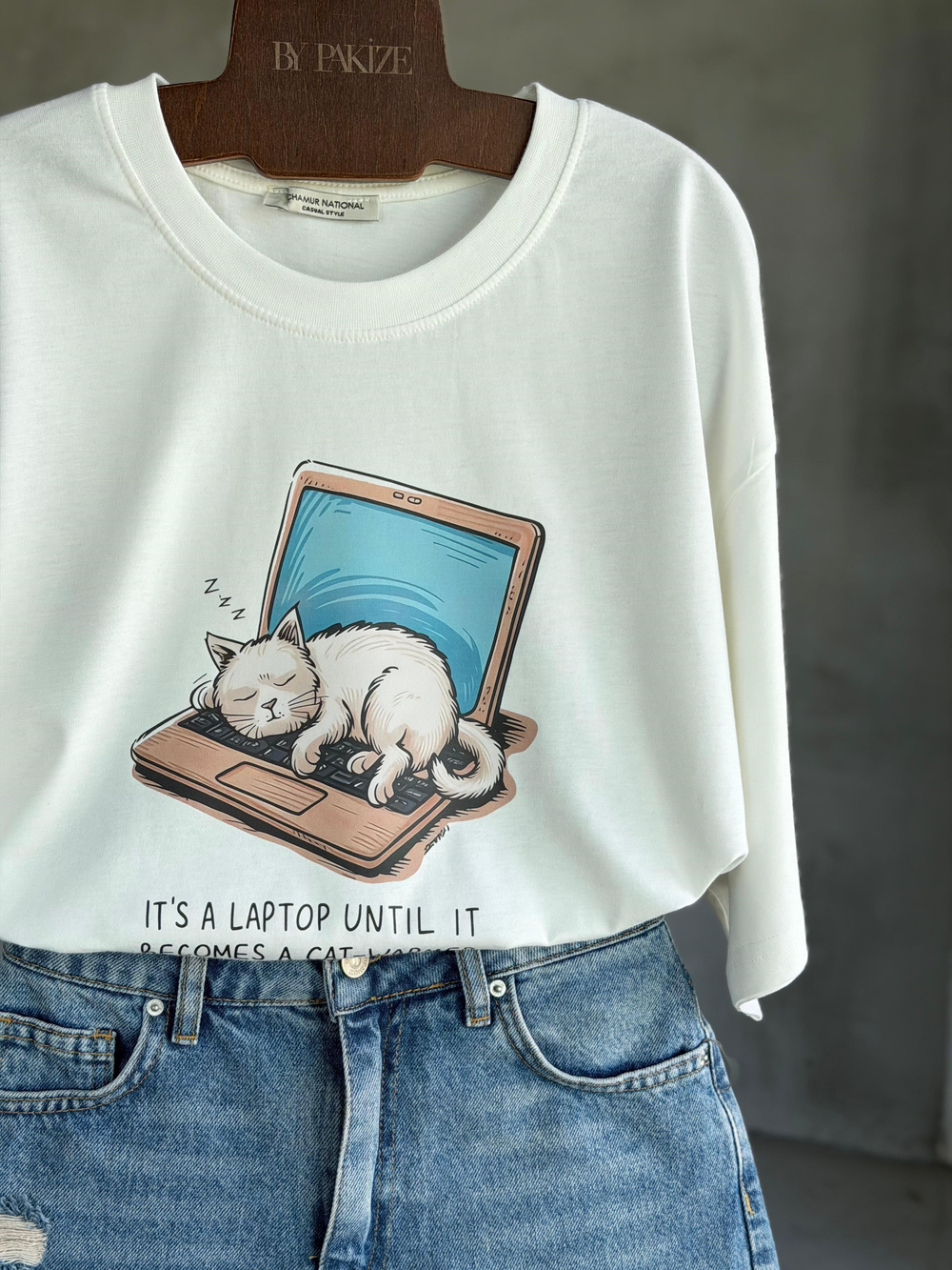 Uyuyan Kedi Baskılı Oversize Dokuma Tişört (Beyaz)