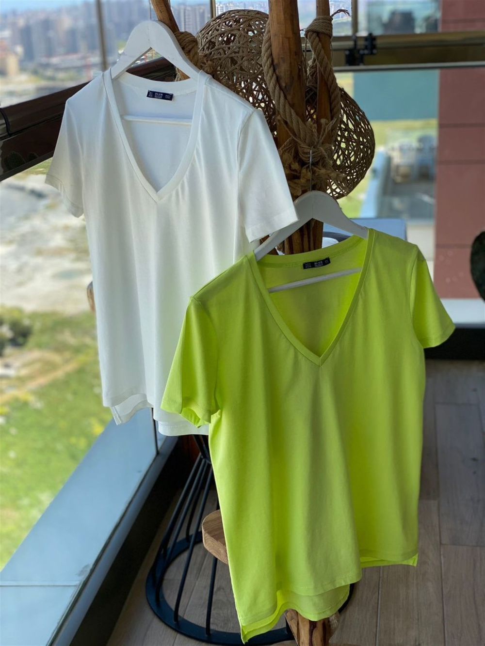 V Yaka Basic Tshirt (Fıstık Yeşili)