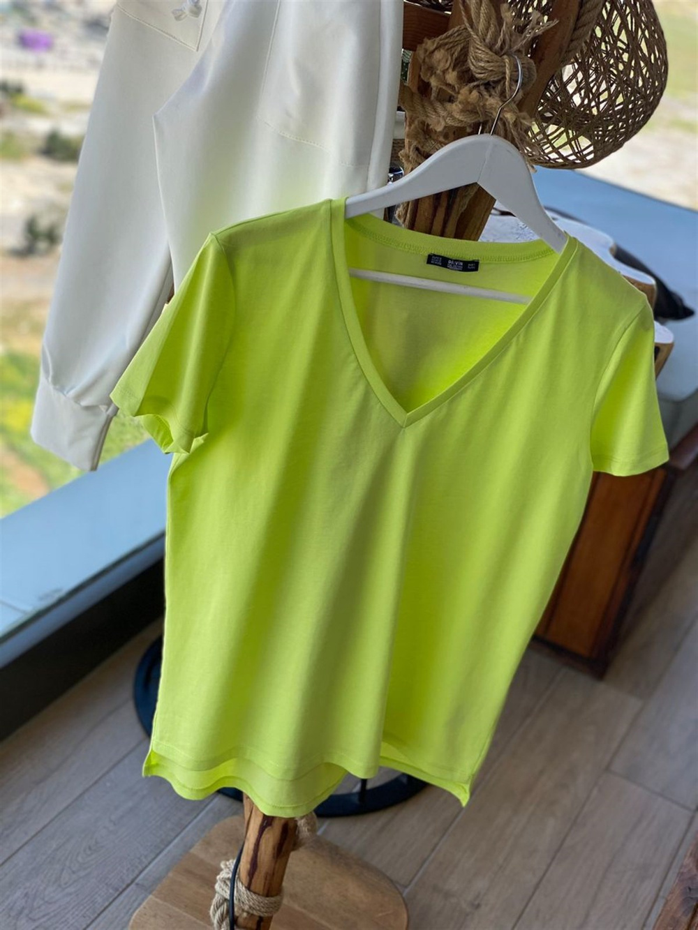 V Yaka Basic Tshirt (Fıstık Yeşili)