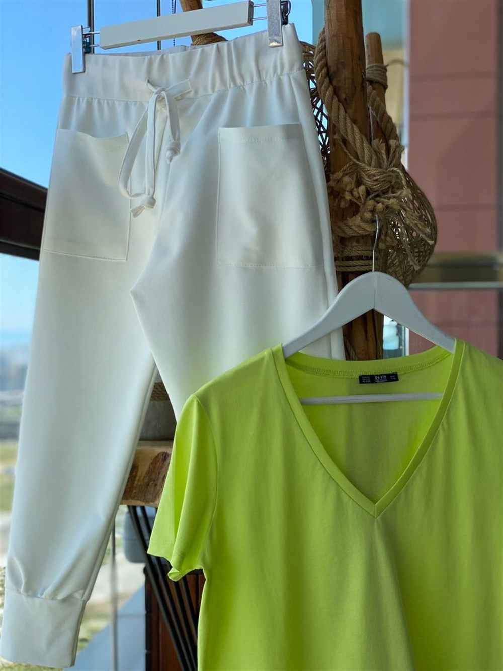 V Yaka Basic Tshirt (Fıstık Yeşili)