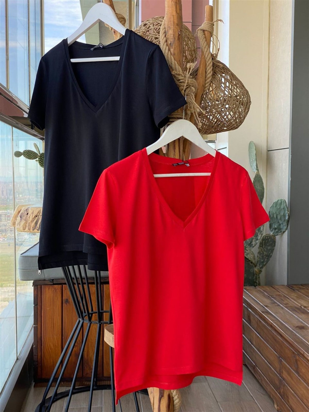 V Yaka Basic Tshirt (Siyah & Kırmızı)