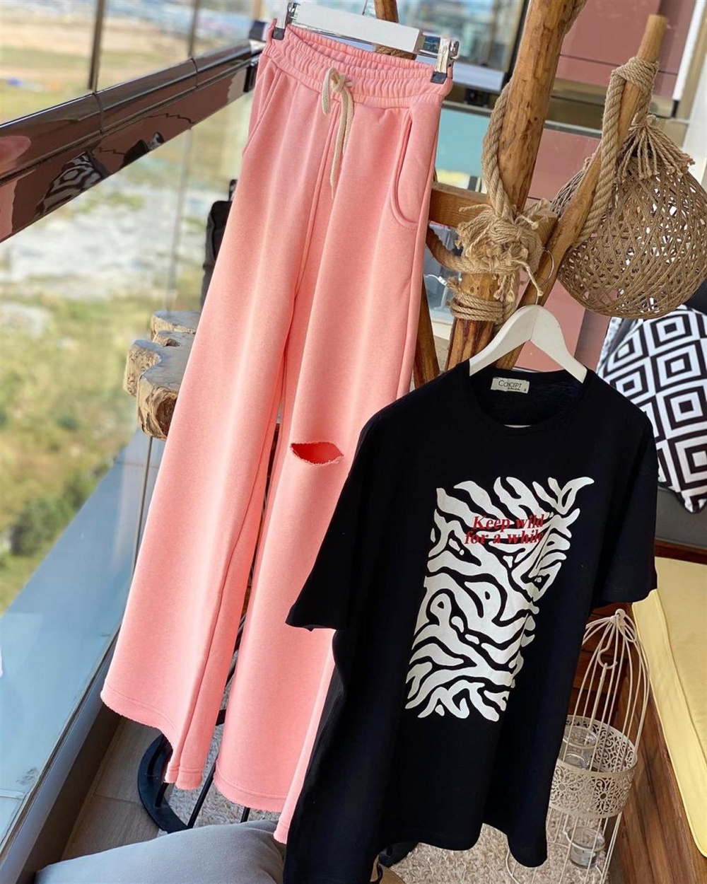 Yırtık Detaylı Geniş Paça Eşofman Pantolon (PEMBE)