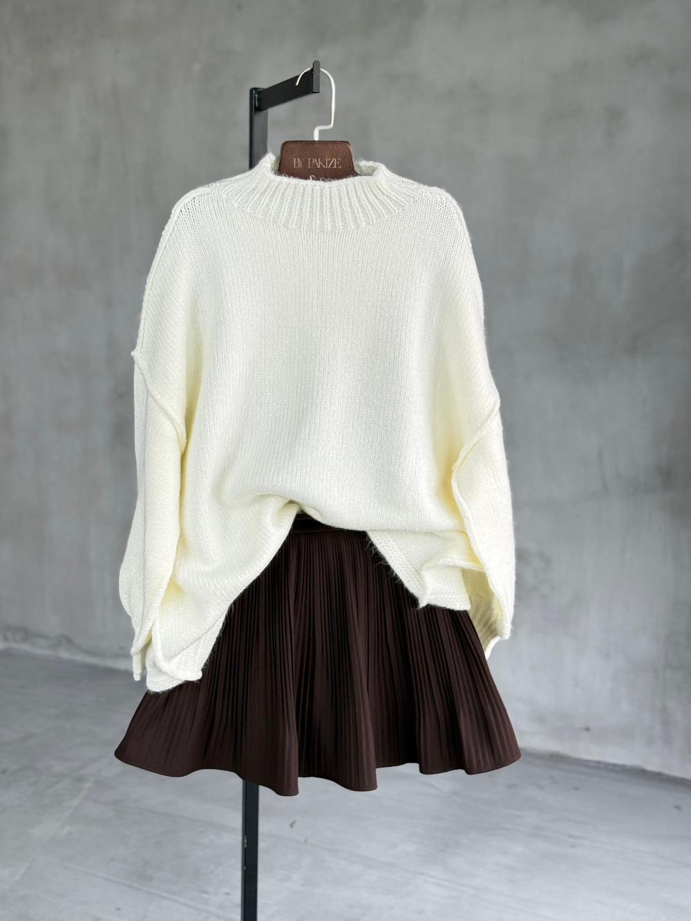 Yumoş Dış Dikişli Oversize Kazak (Beyaz)