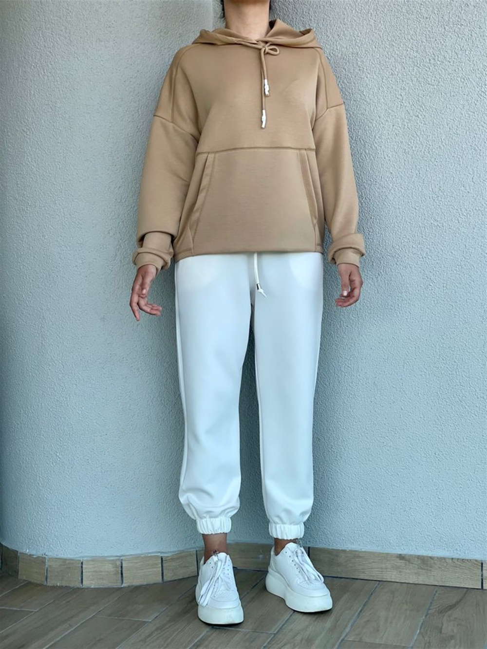 Yumuşak Doku Kapşonlu Önü Cep Detaylı Sweat (Camel)