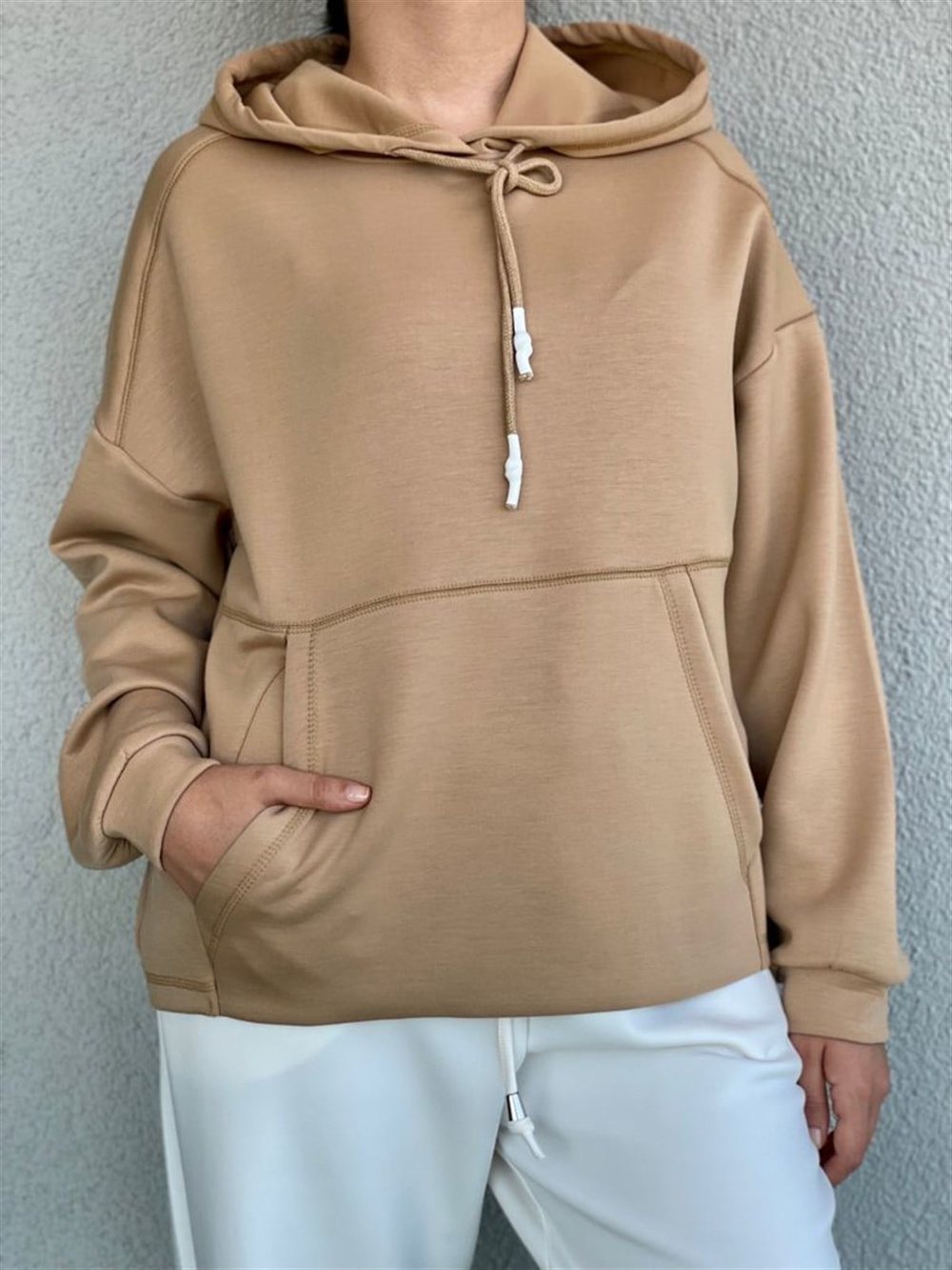 Yumuşak Doku Kapşonlu Önü Cep Detaylı Sweat (Camel)
