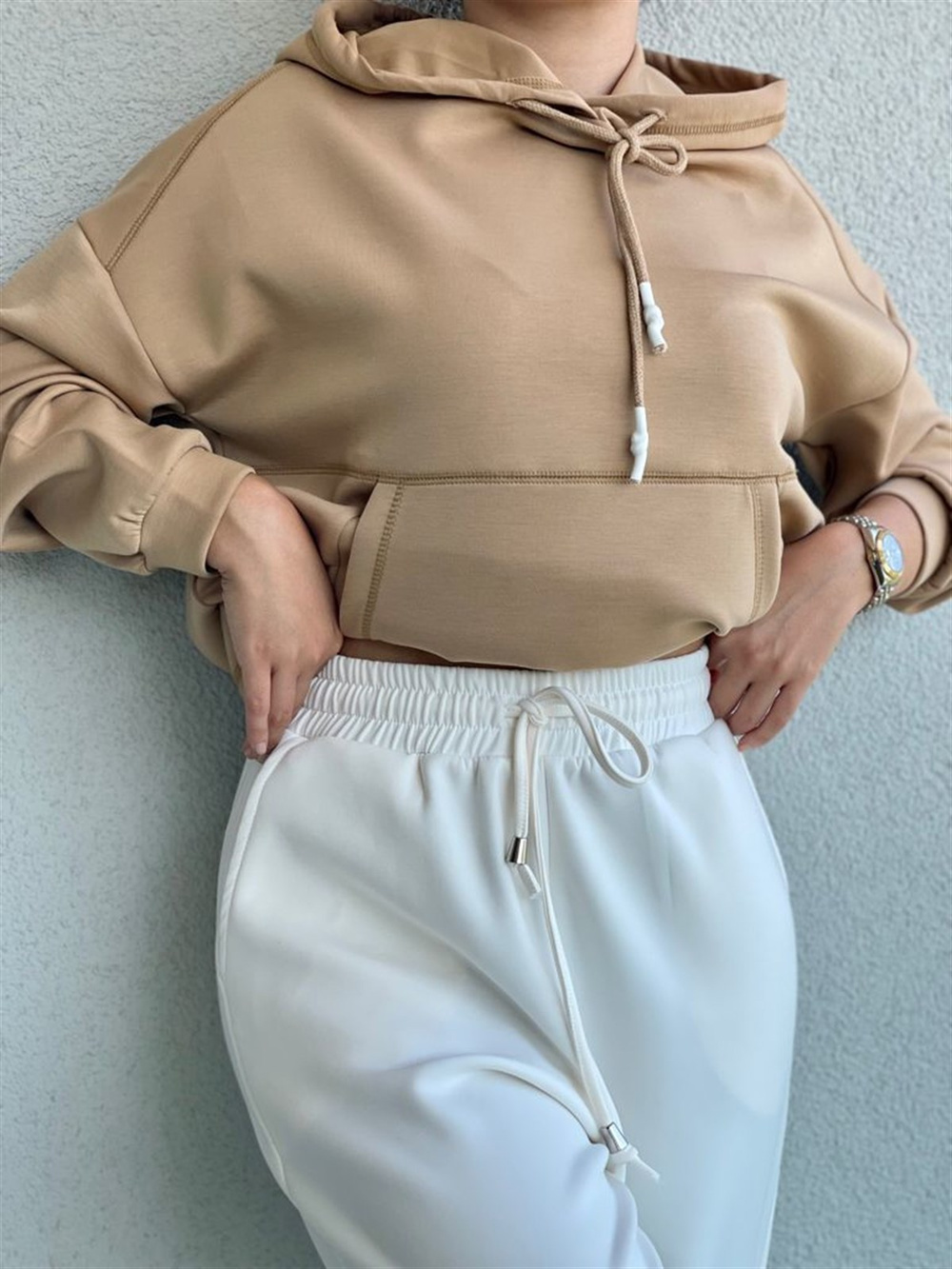 Yumuşak Doku Kapşonlu Önü Cep Detaylı Sweat (Camel)