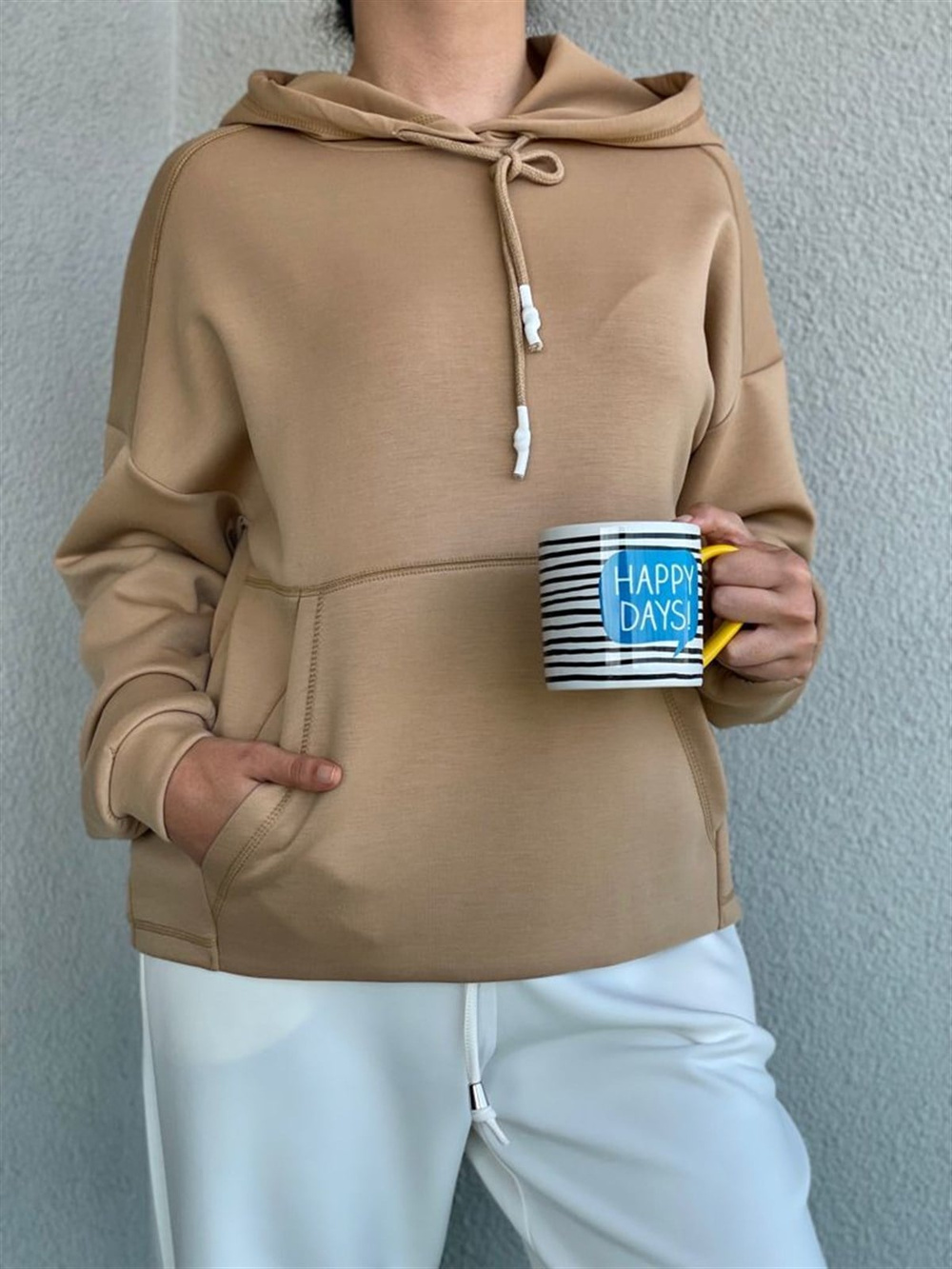 Yumuşak Doku Kapşonlu Önü Cep Detaylı Sweat (Camel)