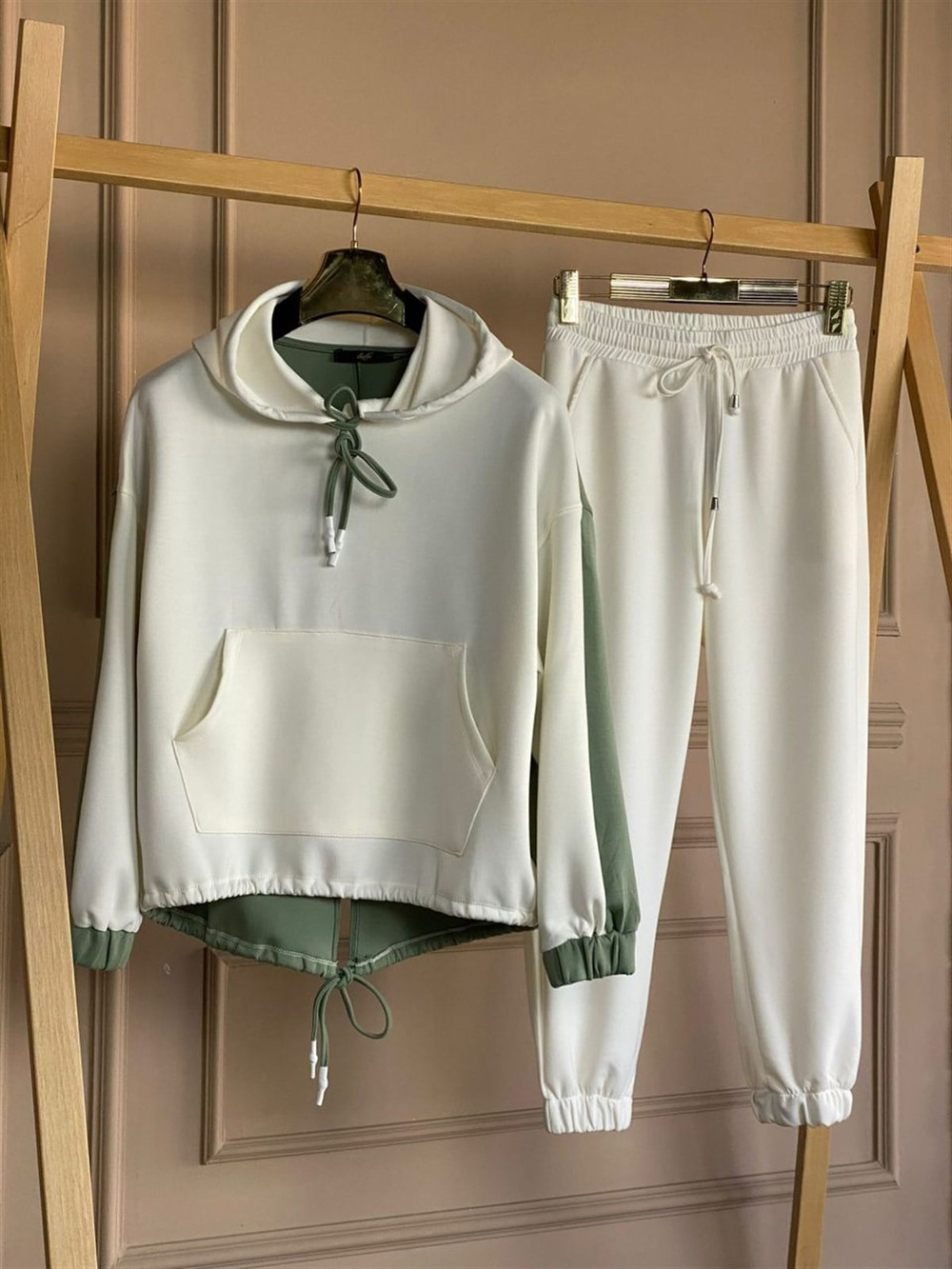 Yumuşak Doku Sırt Detaylı Önü Cepli Sweat (Yeşil)