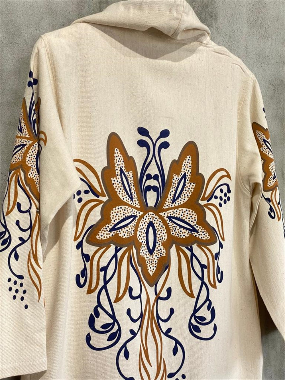 Yumuşak Gabardin Sırt Kabartma Baskılı Ceket (Bej)