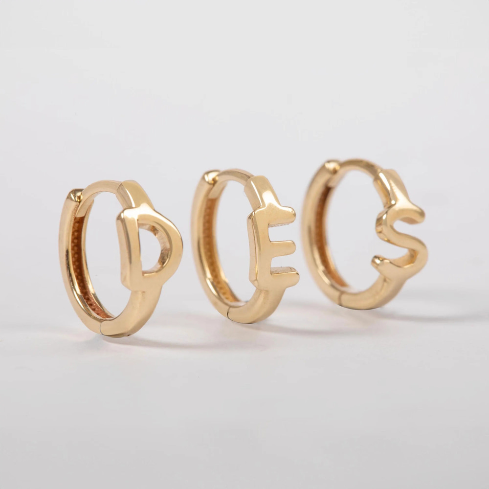 Altın Harf Huggie Küpe - Goldstore