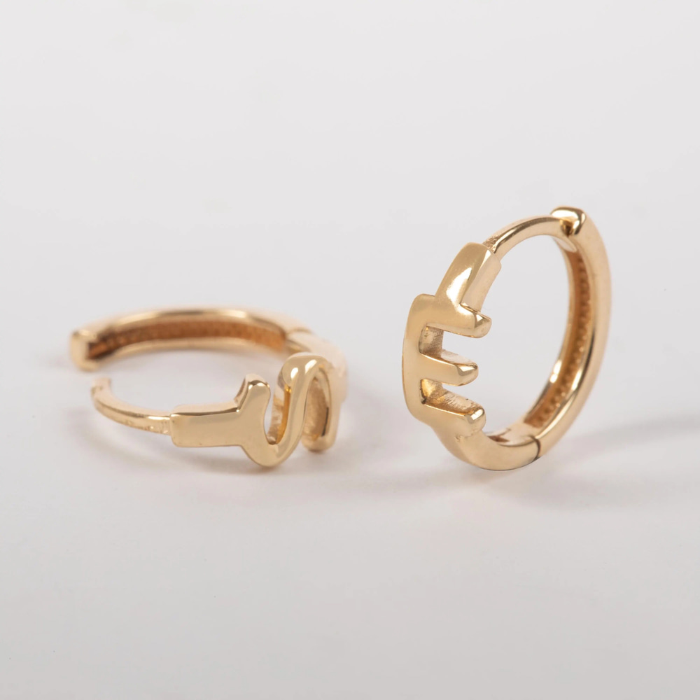 Altın Harf Huggie Küpe - Goldstore