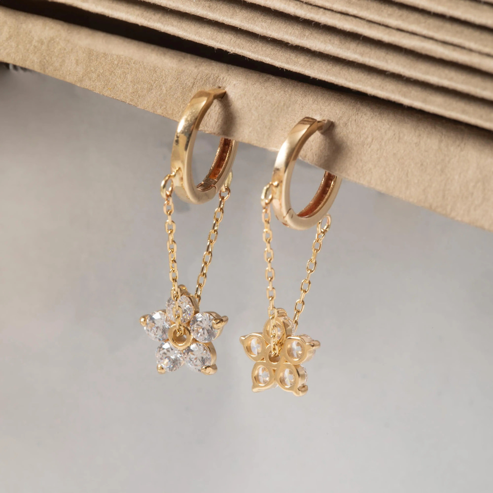 Altın Sallantılı Çiçek Huggie Küpe - Goldstore