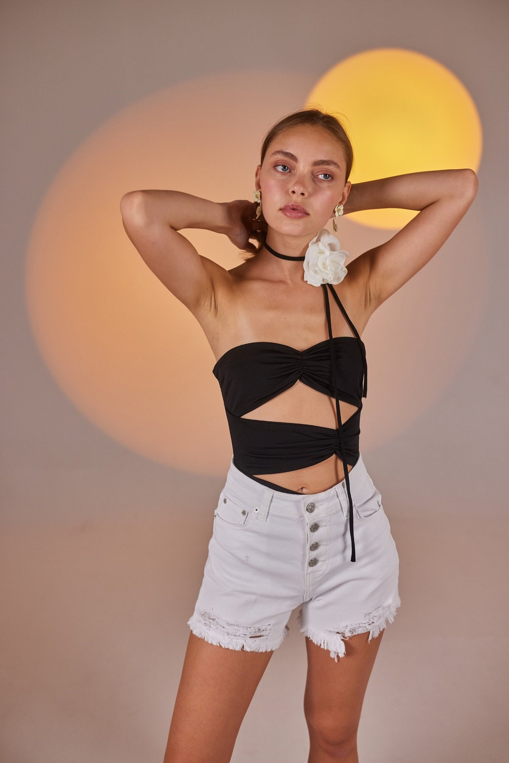 Yırtık Detaylı Likralı Distressed Jean Şort Beyaz