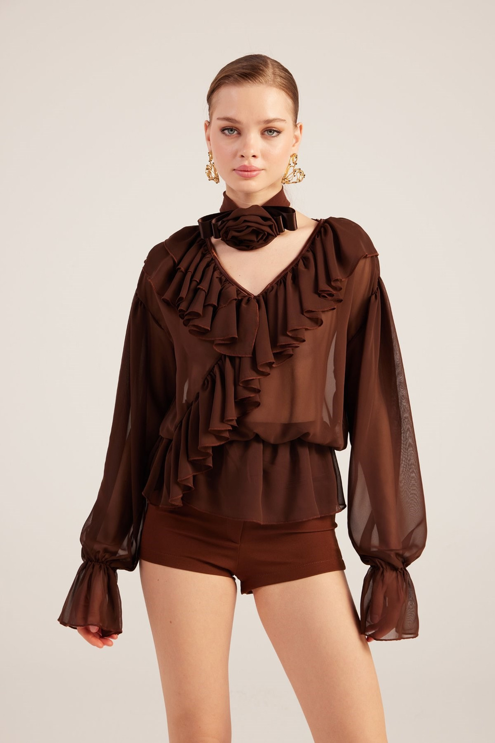 Fırfırlı Güllü Choker Aksesuarlı Şifon Sassy Gömlek Kahve 
