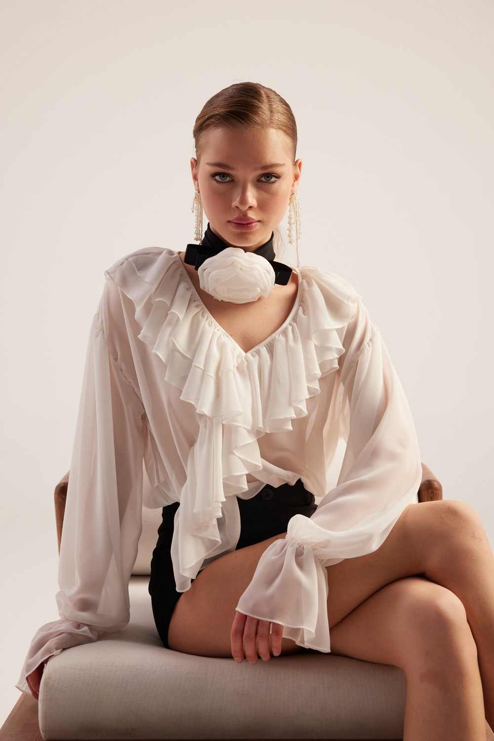 Fırfırlı Güllü Choker Aksesuarlı Şifon Sassy Gömlek Beyaz