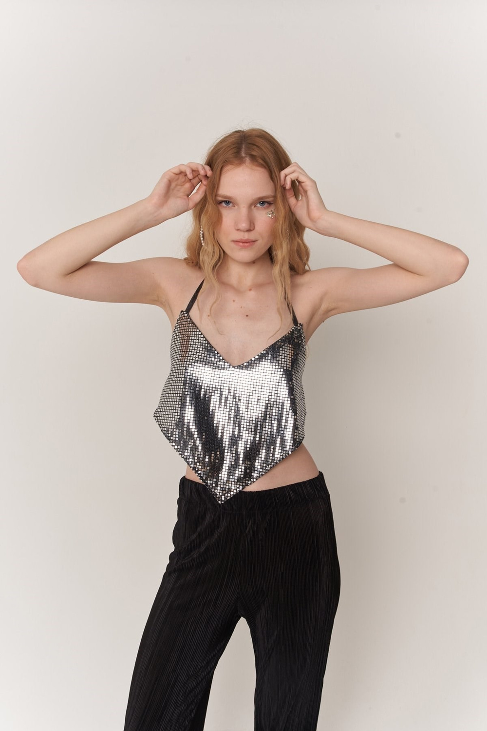 Üçgen Kesim Boyundan Bağlamalı Glammy Crop Gümüş