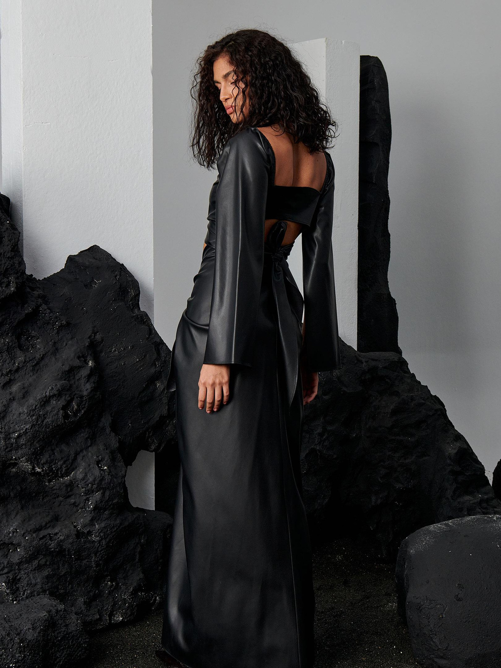 2 Parçalı Önü Bağlamalı Dekolteli Uzun Vegan Deri Elbise - Siyah