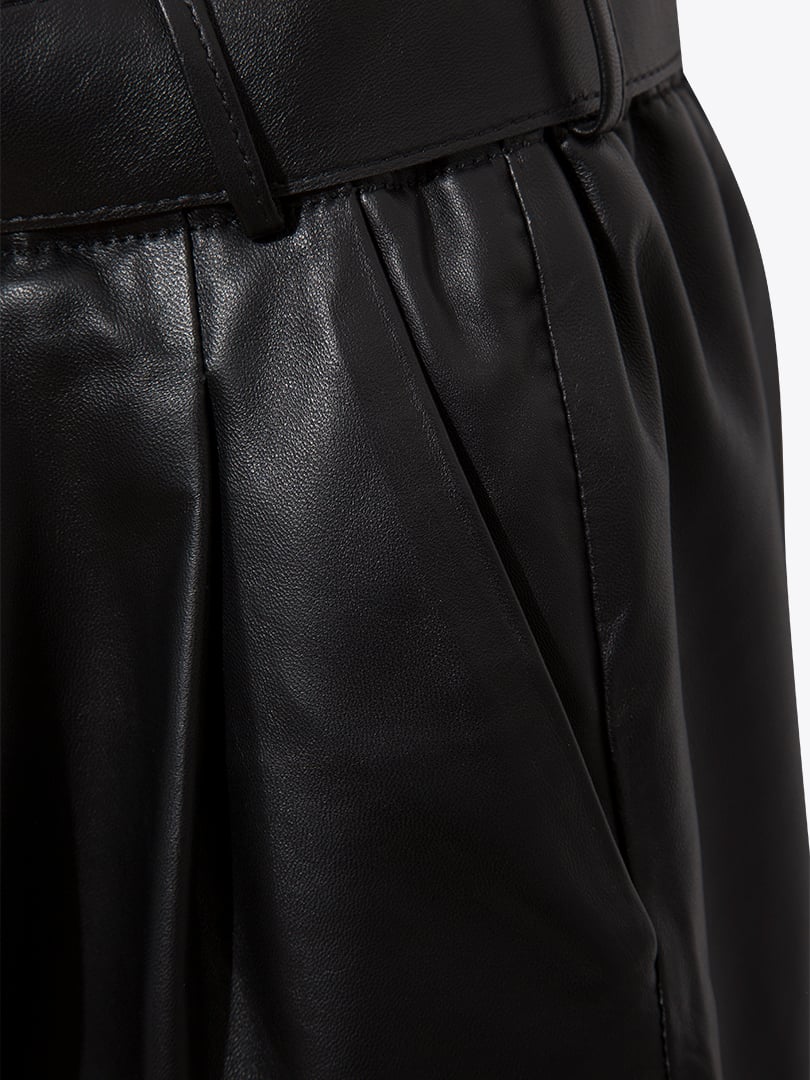 Beli Kuşaklı Deri Şort - Siyah