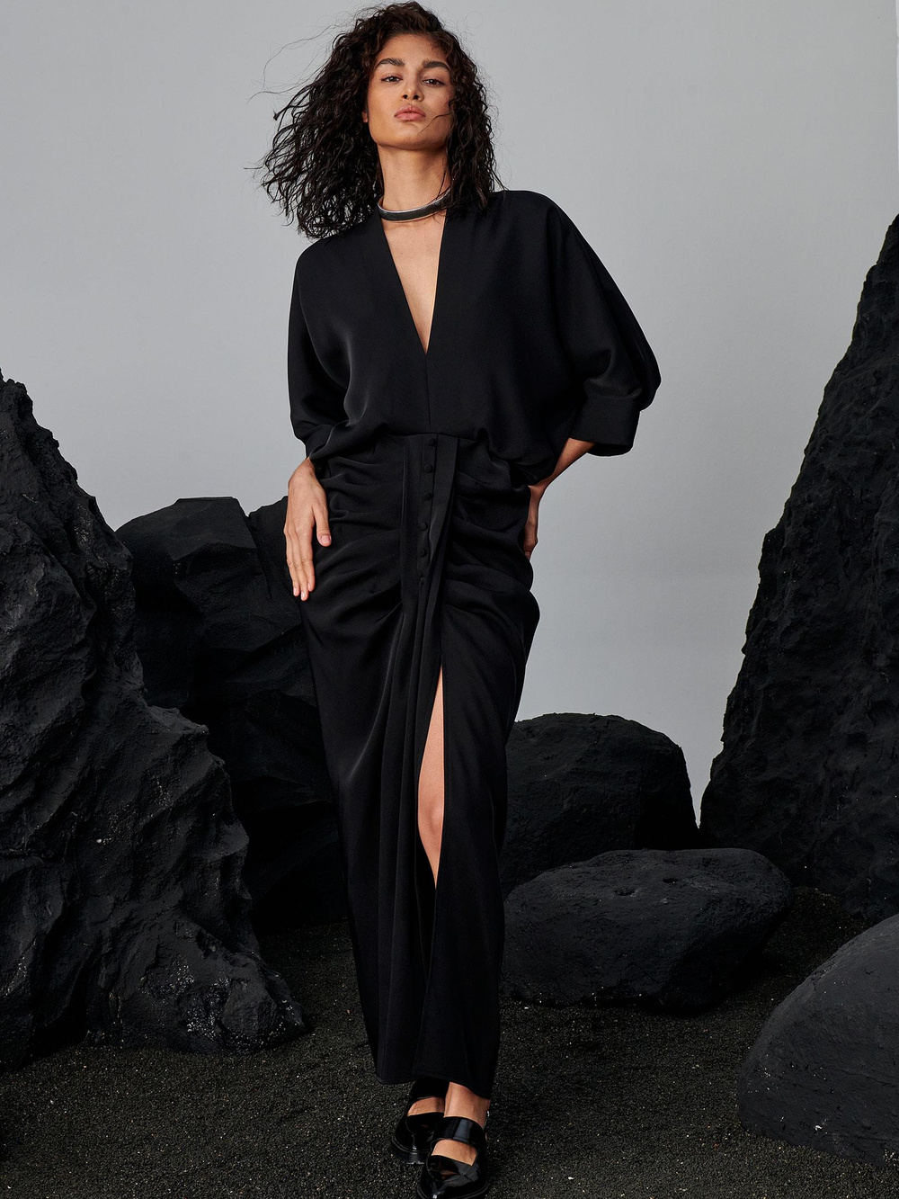 Eteği Süs Düğmeli Büzgülü Elbise - Siyah